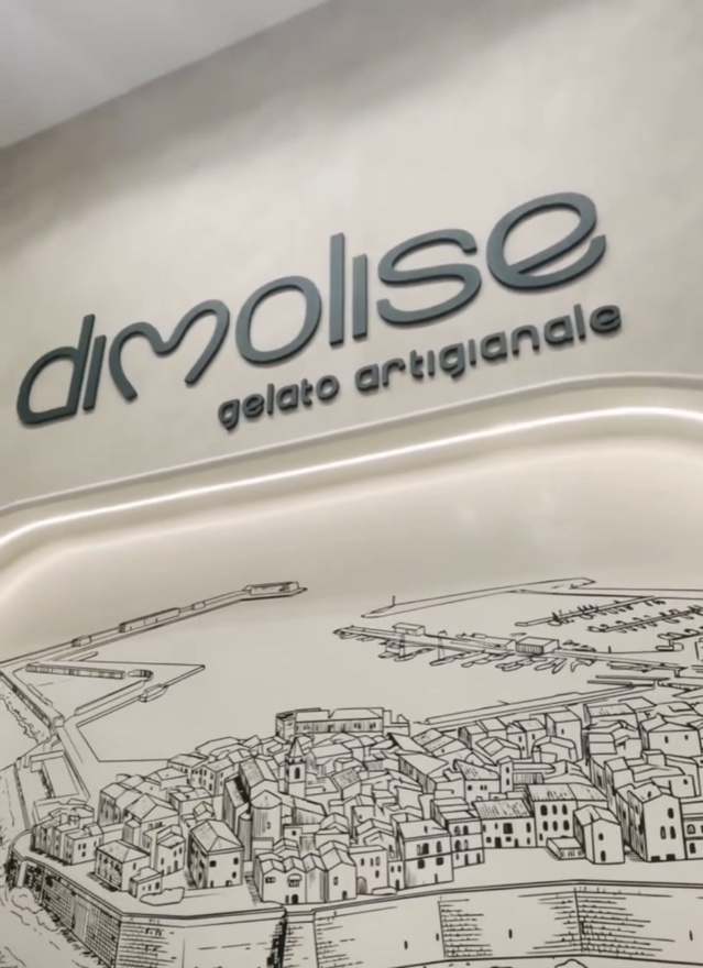 Interior da gelateria Dimolise no Millennium Shopping, com o vilarejo do Molise desenhado na parede