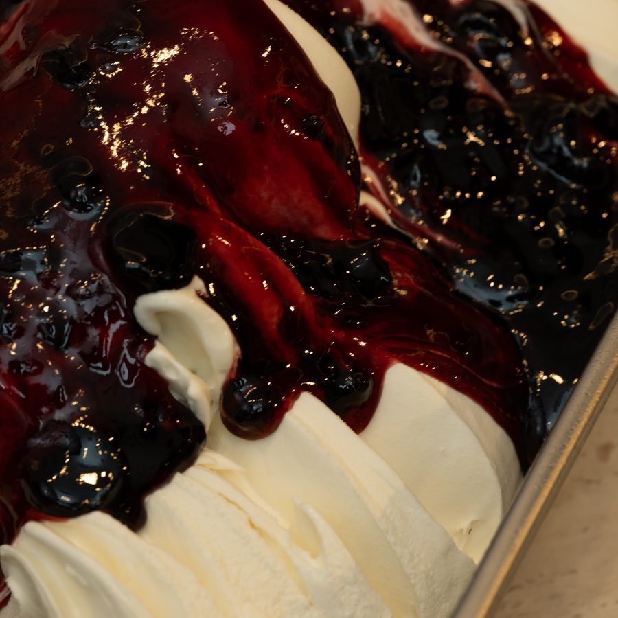 Gelato de iogurte Dimolise com cerejas amarena